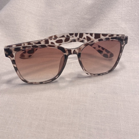 Women’s Leopard Frame Brown Lens Sunglasses Brand New!  With Case - Picture 5 of 5